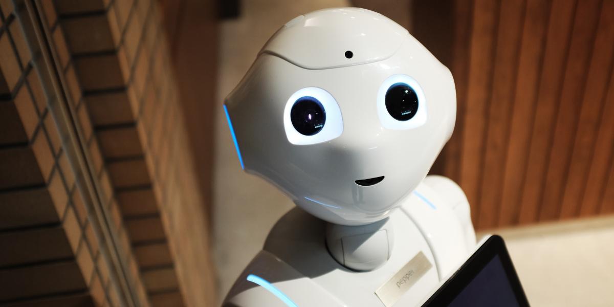 Valkoisen humanoidi robotin kasvot.