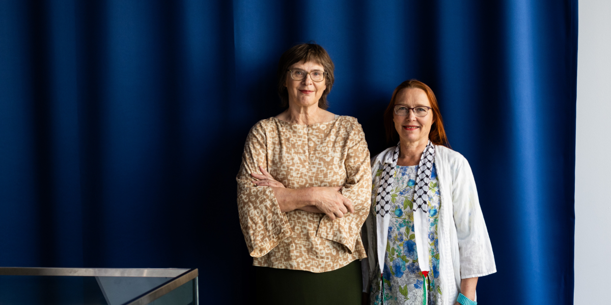 Kuvassa tiedonjulkistamisen valtionpalkinnon 2024 voittaja Ritva Kovalainen ja Sanni Seppo.
